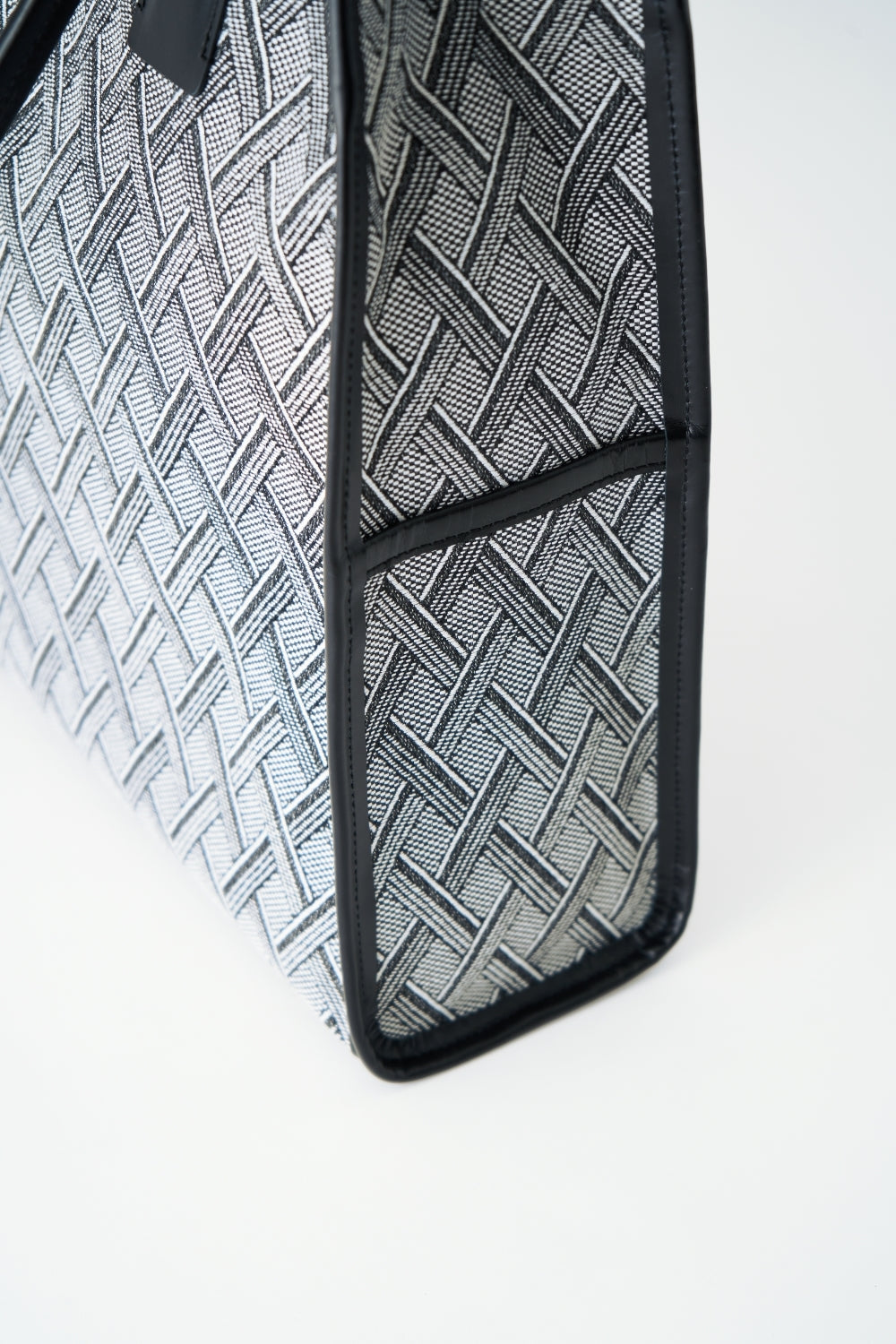 CROSS PATTERN JACQUARD TOTE BAG [L]【031535】 – LAQUOH