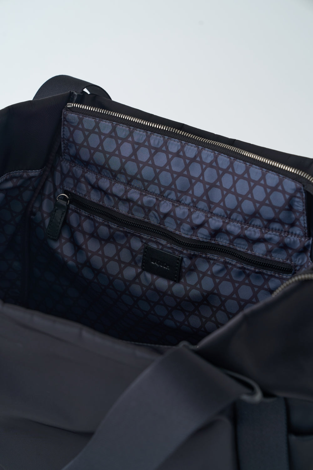 UTILITY MINIMAL NYLON TOTE (L)【031602】 – LAQUOH